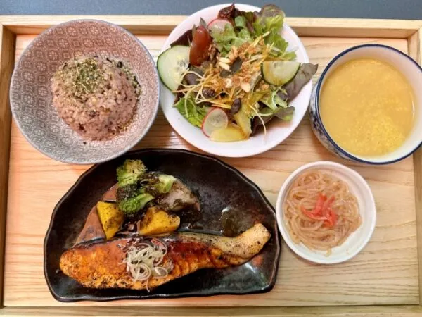 鮭やサラダ、雑穀ご飯など栄養バランスの良い定食