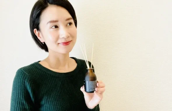 フレグランスを嗅ぐ女性