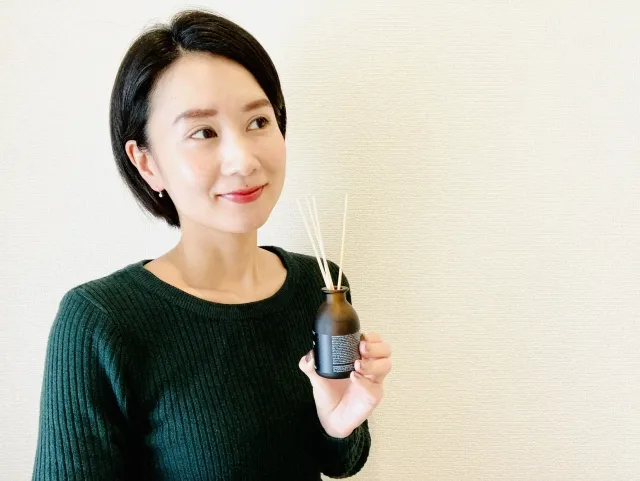 フレグランスを嗅ぐ女性