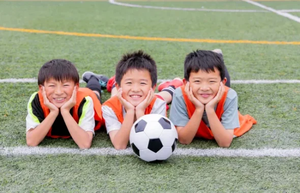 サッカー仲間で笑って寝転んでいる